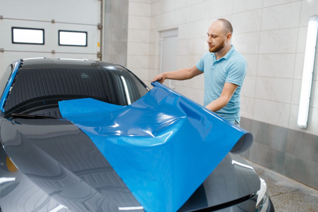 Folie ochronne na lakier samochodowy to jeden z najlepszych sposobów na zabezpieczenie go przed uszkodzeniami