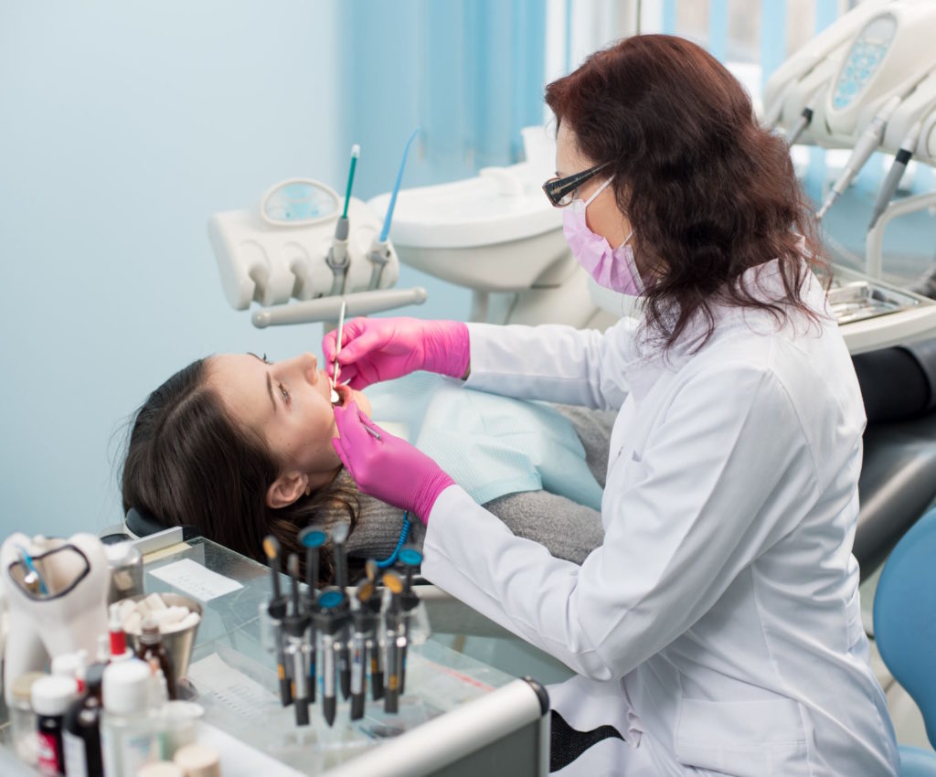 Leczenie kanałowe jest jednym z najważniejszych zabiegów stomatologicznych, które pomagają pacjentom odzyskać zdrowie jamy ustnej i promienny uśmiech